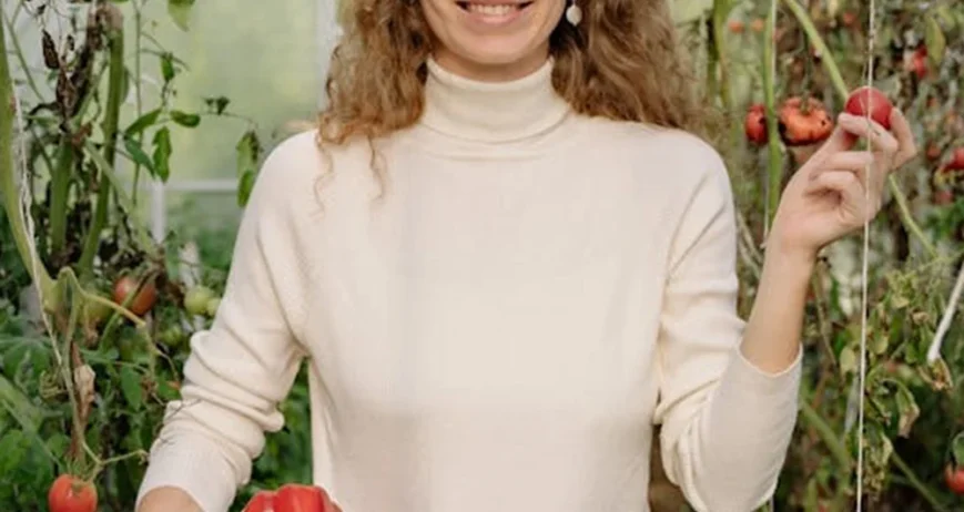 Organic farms avoid toxic inputs, improve soil health, grow clean, sustainable food that supports nature.